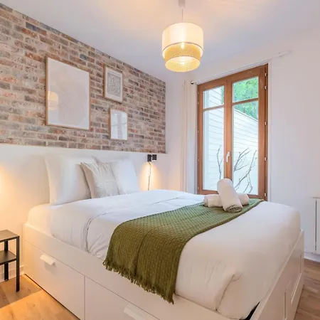 Unique In The Old ! Apartment *